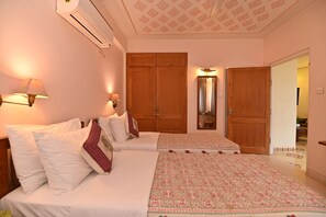 Sviitti | Kylpyhuone | Suihku, ilmaiset hygieniatuotteet, hiustenkuivaaja, tohvelit