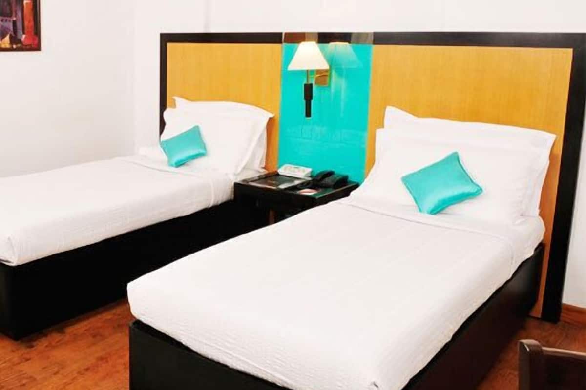 executive room | premium bedding, memory-foam beds, minibar, in-room safe