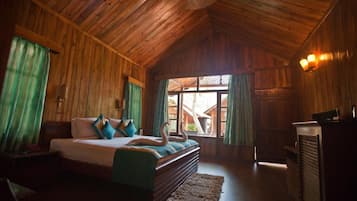 Desk, soundproofing, free WiFi, bed sheets