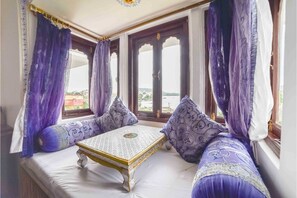 Rom – deluxe, 1 dobbeltseng, utsikt mot innsjø | Romfasilitet