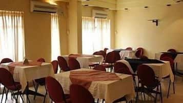 Serveert ontbijt, lunch en diner