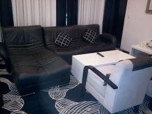 Suite, 1 Doppelbett | Wohnzimmer | 32-Zoll-LCD-Fernseher mit Satellitenempfang, Fernseher