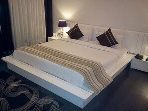 Suite, 1 lit double | Literie de qualité supérieure, minibar, décoration personnalisée