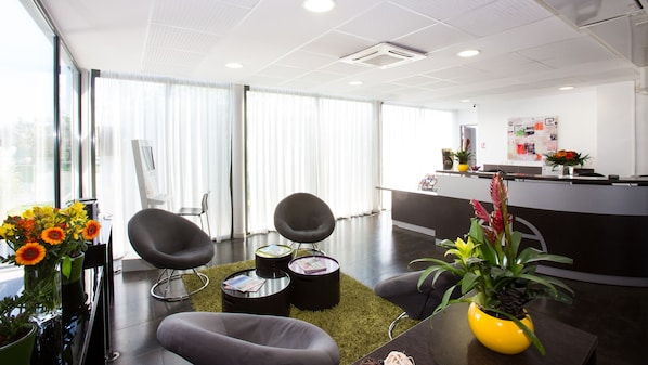 Lobby sitting area - All Suites Appart Hôtel | Bordeaux Lac (Bordeaux)