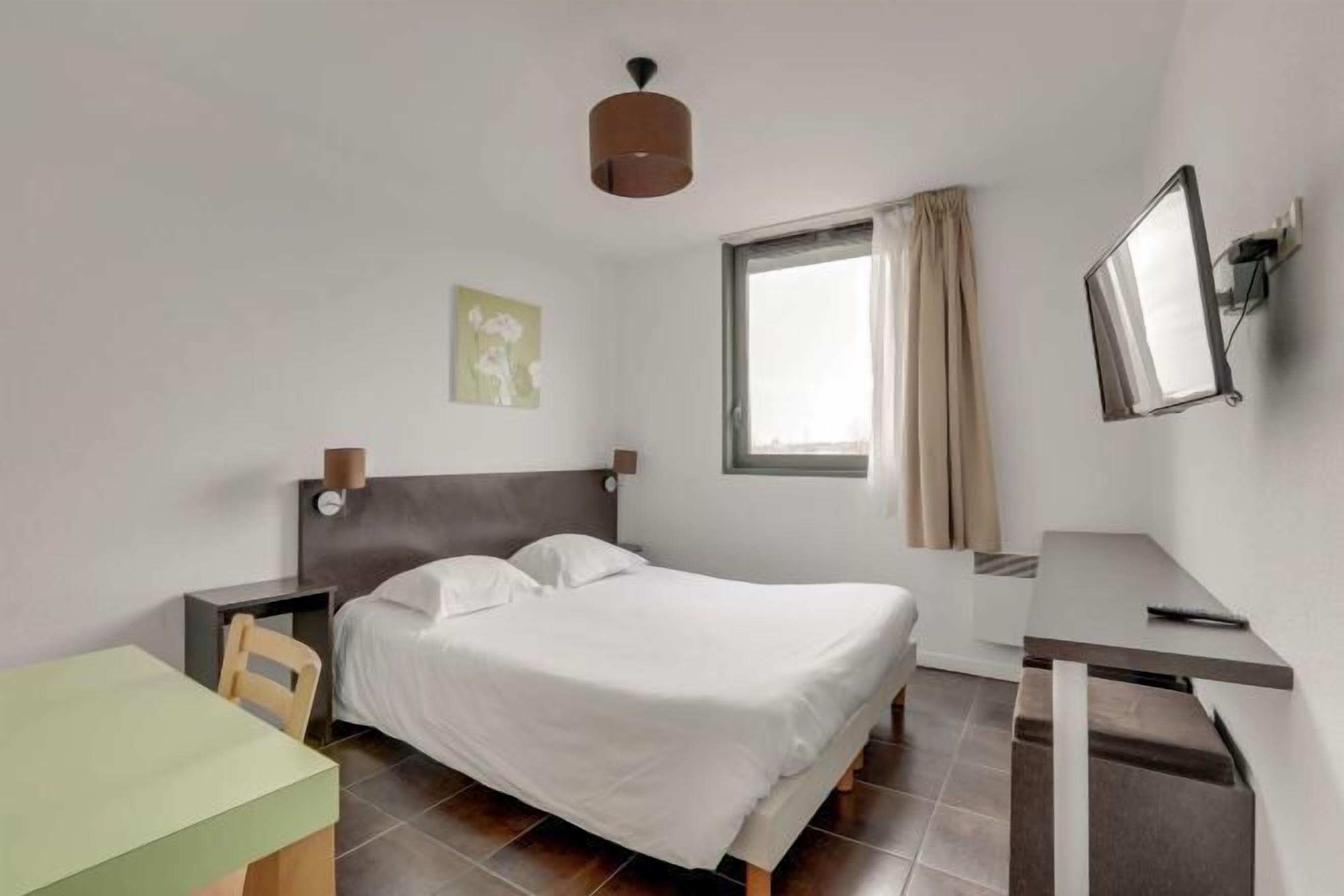 Een bureau, een laptopwerkplek, geluiddichte muren