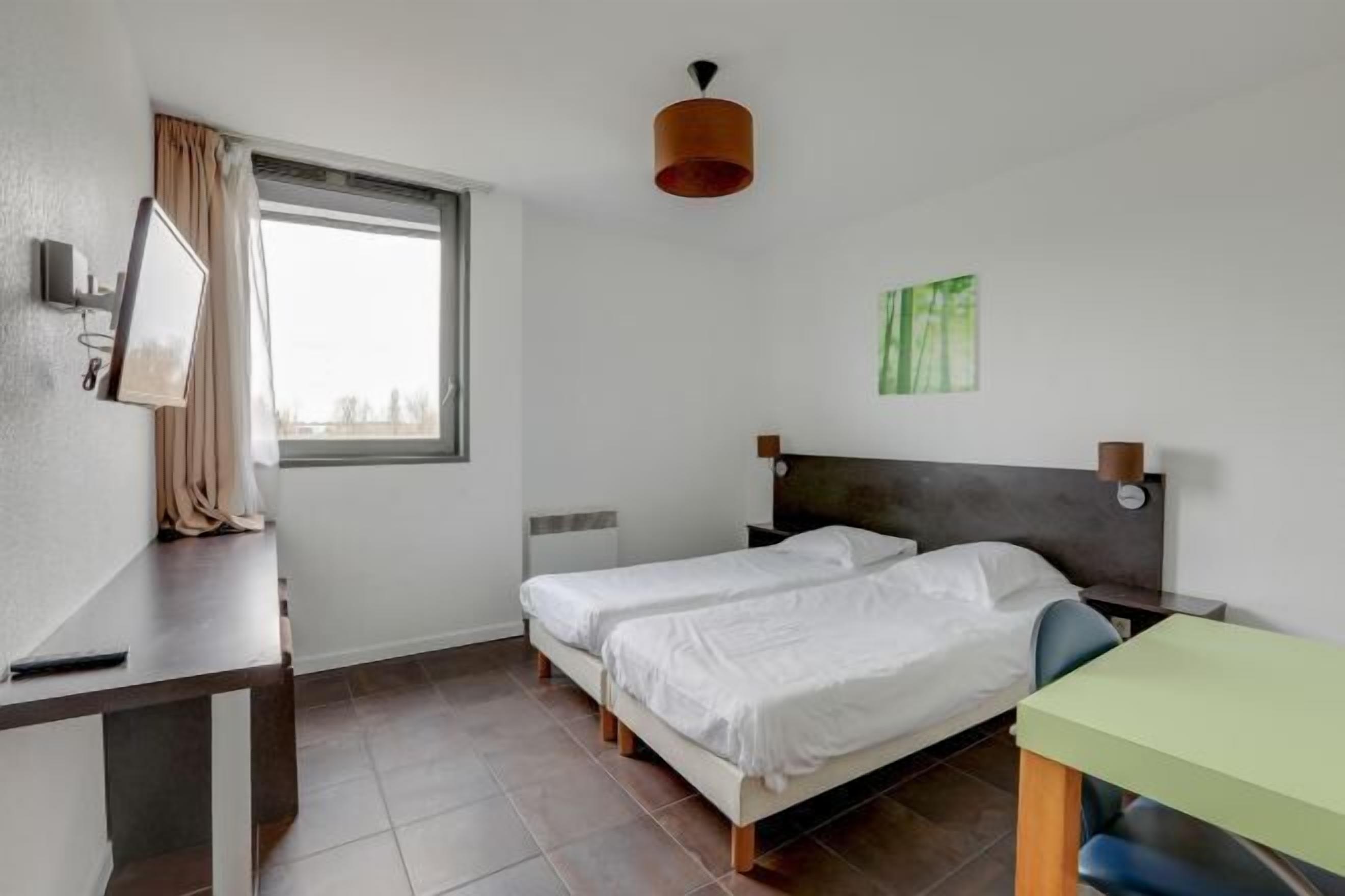 Een bureau, een laptopwerkplek, geluiddichte muren