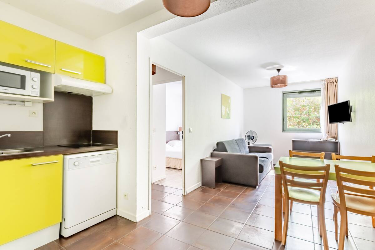 Appartement, 1 queensize bed met slaapbank | Een bureau, een laptopwerkplek, geluiddichte muren