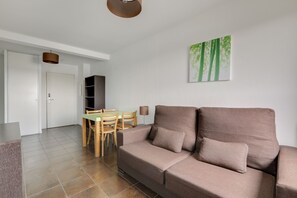 Flat-screen TV - All Suites Appart Hôtel | Bordeaux Lac (Bordeaux)