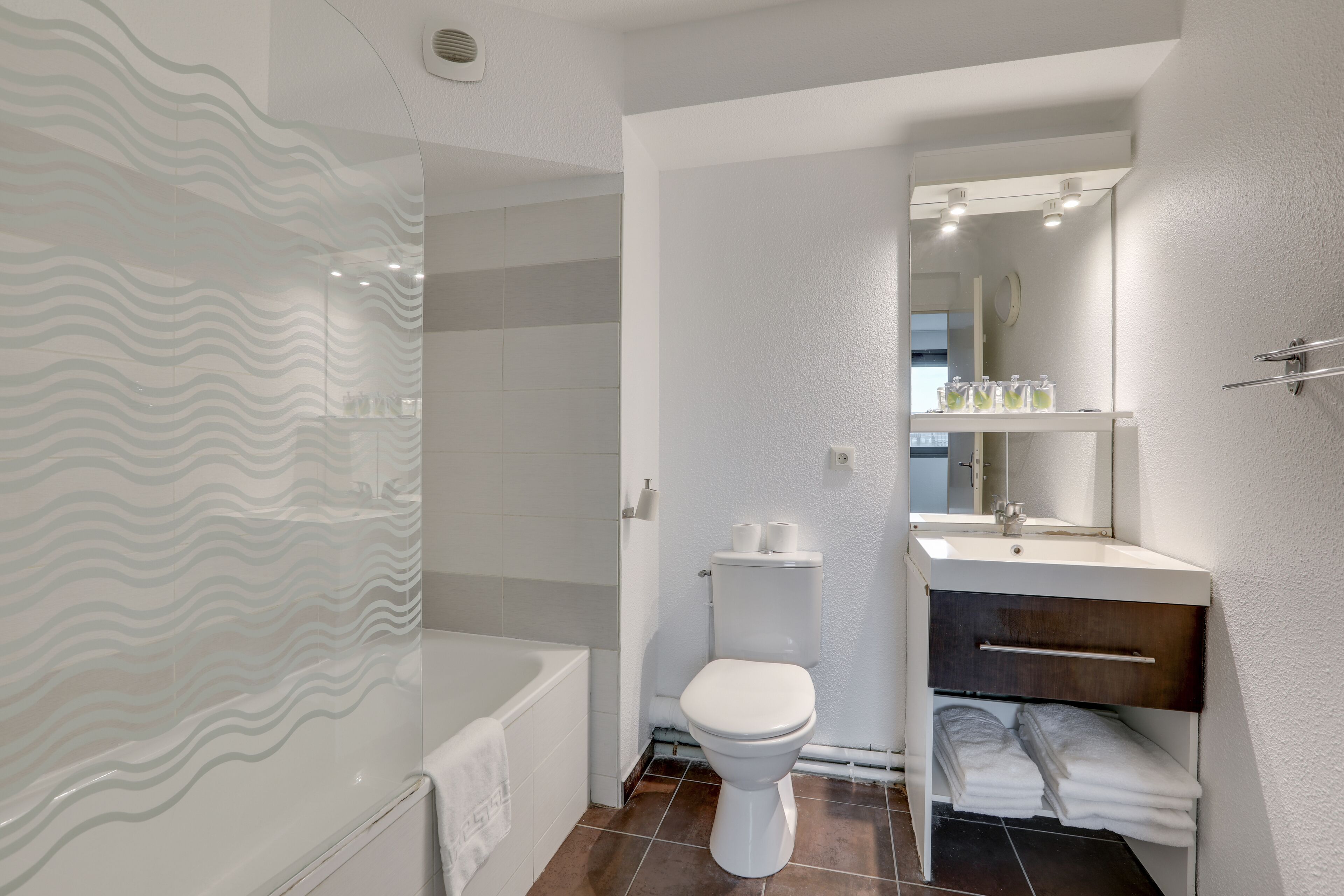 APPARTEMENT (LIT DOUBLE, LITS SIMPLES ET CANAPE-LIT) | Salle de bain | Douche, articles de toilette écologiques, serviettes fournies