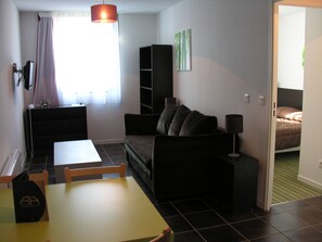 APARTMENT (DOUBLE BED AND SOFA BED) | In-room dining - All Suites Appart Hôtel | Bordeaux Lac (Bordeaux)