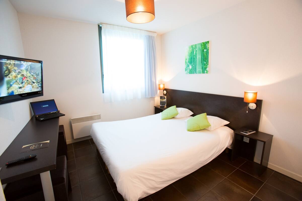 Studio, 1 queensize bed | Een bureau, een laptopwerkplek, geluiddichte muren
