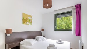 Een bureau, een laptopwerkplek, geluiddichte muren