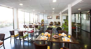 Dagelijks continentaal ontbijt (EUR 11 per persoon)