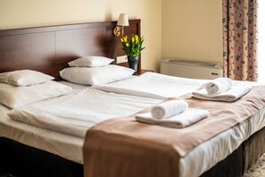 Minibar, in-room safe, desk, laptop workspace - Dosłońce Resort Wellness & Farm (Raclawice)
