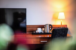 Minibar, in-room safe, desk, laptop workspace - Dosłońce Resort Wellness & Farm (Raclawice)