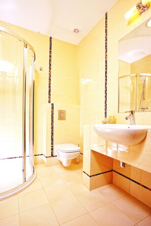 Shower, eco-friendly toiletries, hair dryer, bathrobes - Dosłońce Resort Wellness & Farm (Raclawice)