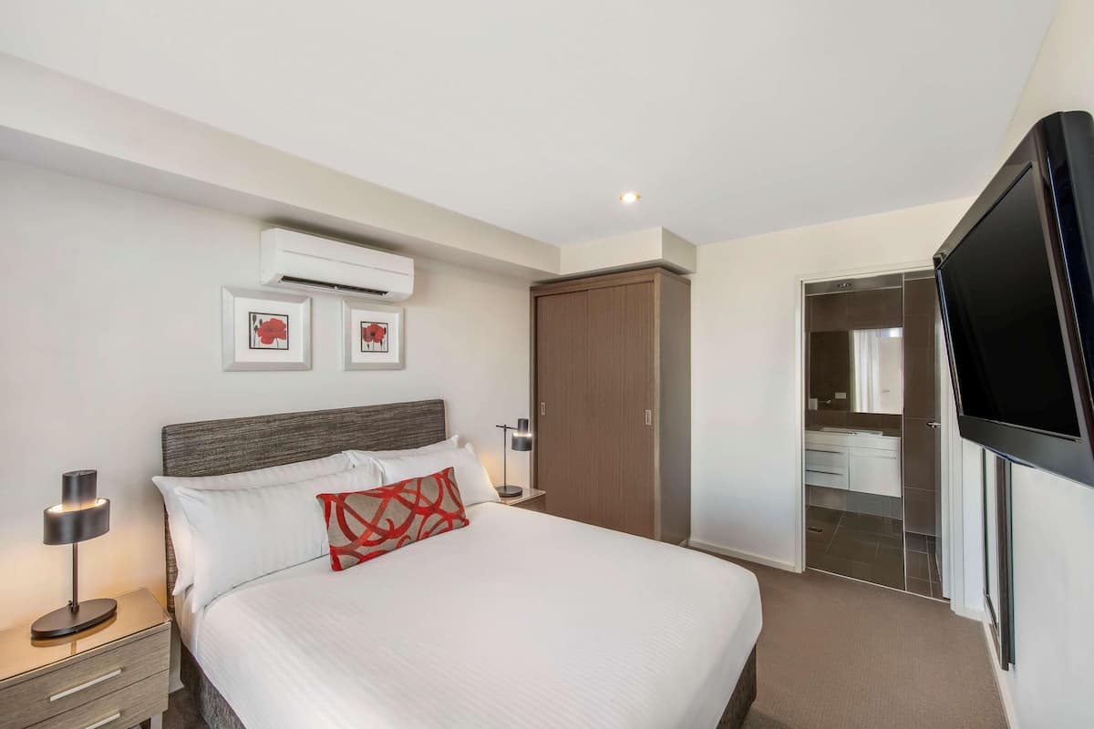 Ropa de cama de alta calidad y caja de seguridad en la habitación