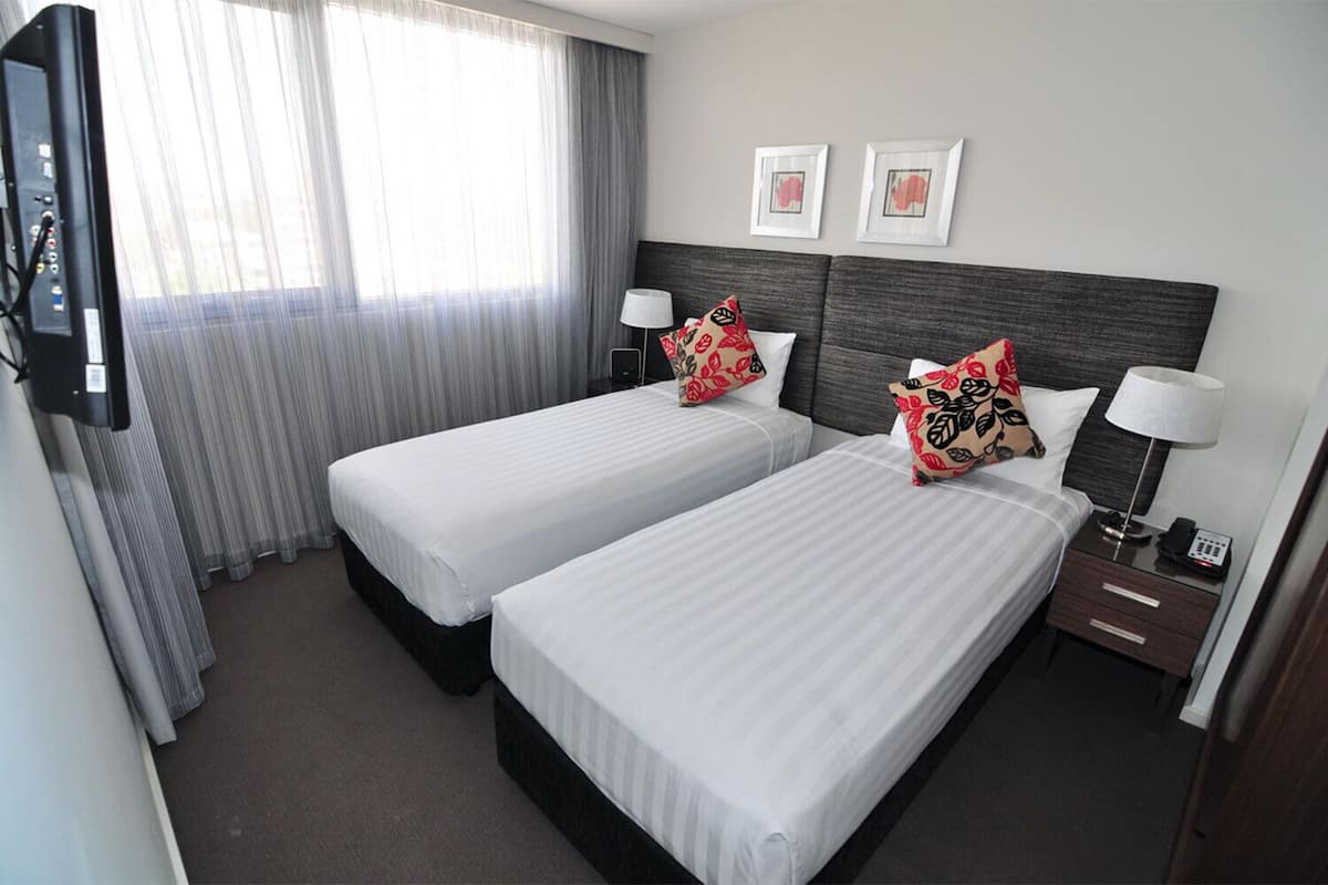 Ropa de cama de alta calidad y caja de seguridad en la habitación