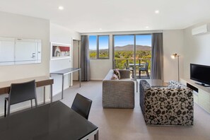 2 bedrooms, premium bedding, in-room safe, desk