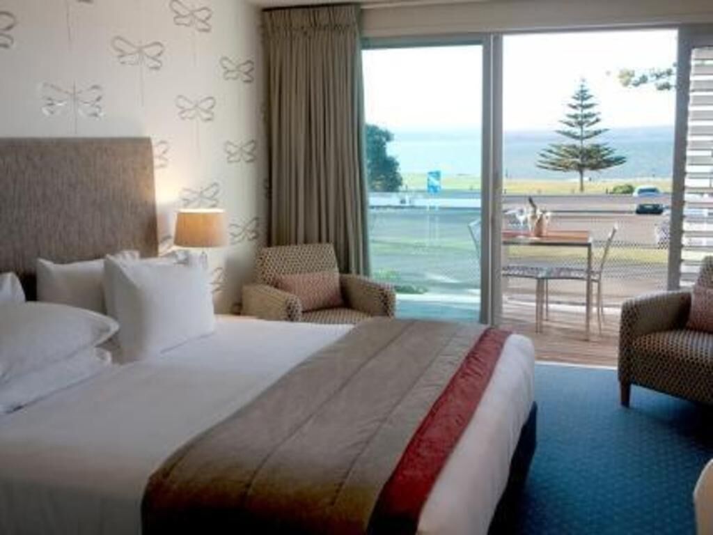 Premium bedding, minibar, desk, iron/ironing board