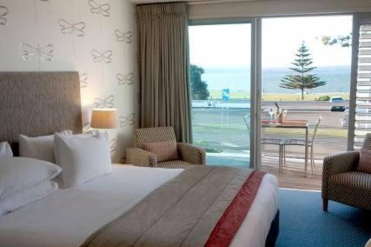 Premium bedding, minibar, desk, iron/ironing board