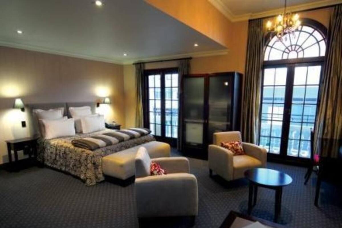 Premium bedding, minibar, desk, iron/ironing board