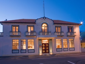 On the beach - The Crown Hotel Napier (Napier)
