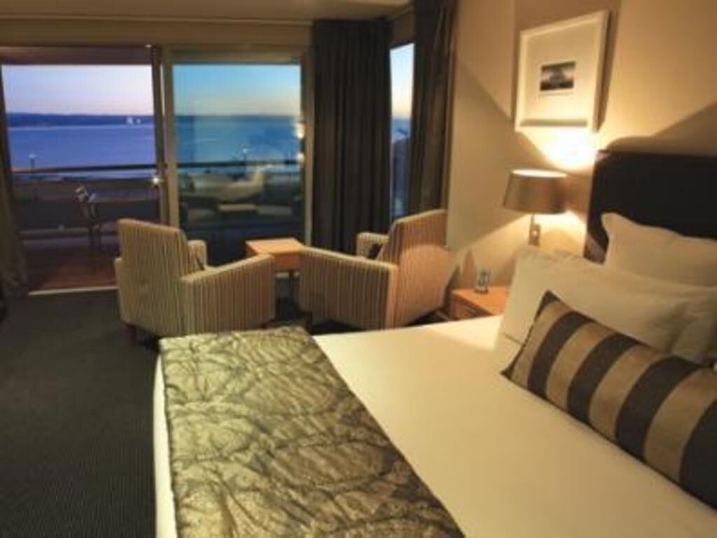 Premium bedding, minibar, desk, iron/ironing board