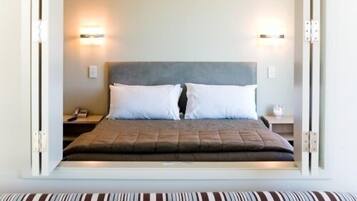 Suíte premium, 1 quarto | Roupas de cama premium, frigobar, escrivaninha
