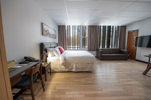 Room, 1 Queen Bed, Private Bathroom | Desk, free WiFi, bed sheets