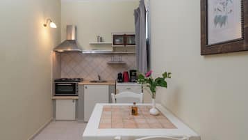 Studio, 1 lit double, vue mer | Cuisine privée | Mini réfrigérateur, micro-ondes, bouilloire électrique