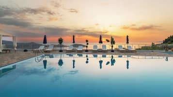 Seasonal outdoor pool, pool umbrellas, sun loungers