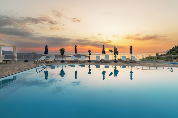 Una piscina al aire libre de temporada, sombrillas