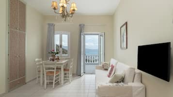 Departamento superior, vista al mar | Caja de seguridad en la habitación, muebles diferentes y escritorio