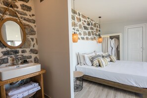 Suite, 1 Queen Bed, Hot Tub, Sea View | In-room safe, individually furnished, desk, iron/ironing board
