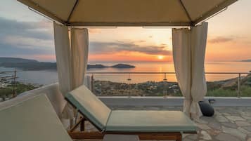 Alberca al aire libre por temporada y sombrillas en la alberca