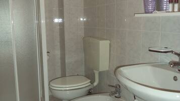 Shower, free toiletries, hair dryer, bidet