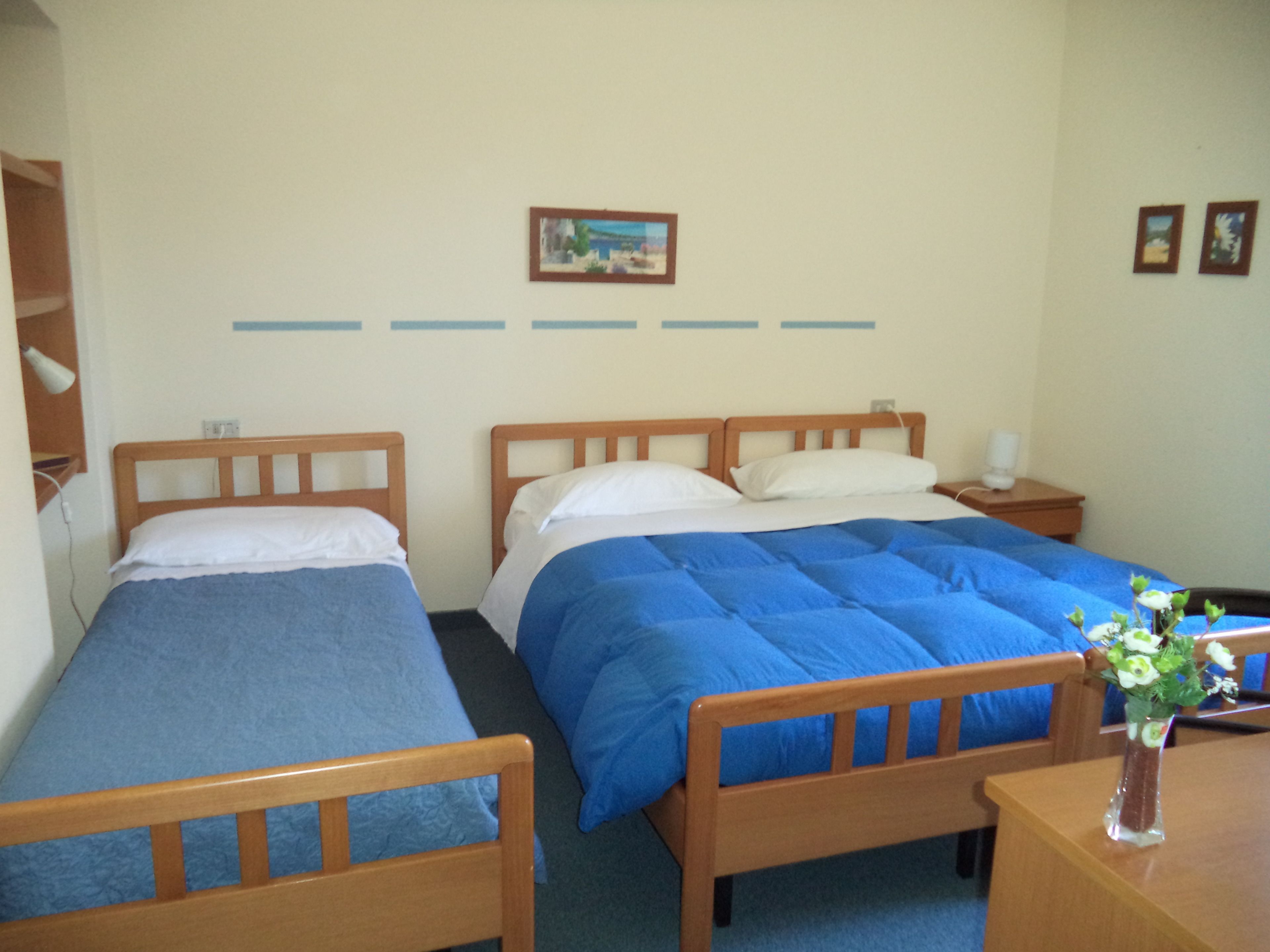 triple room | in-room safe, desk, rollaway beds, free wifi