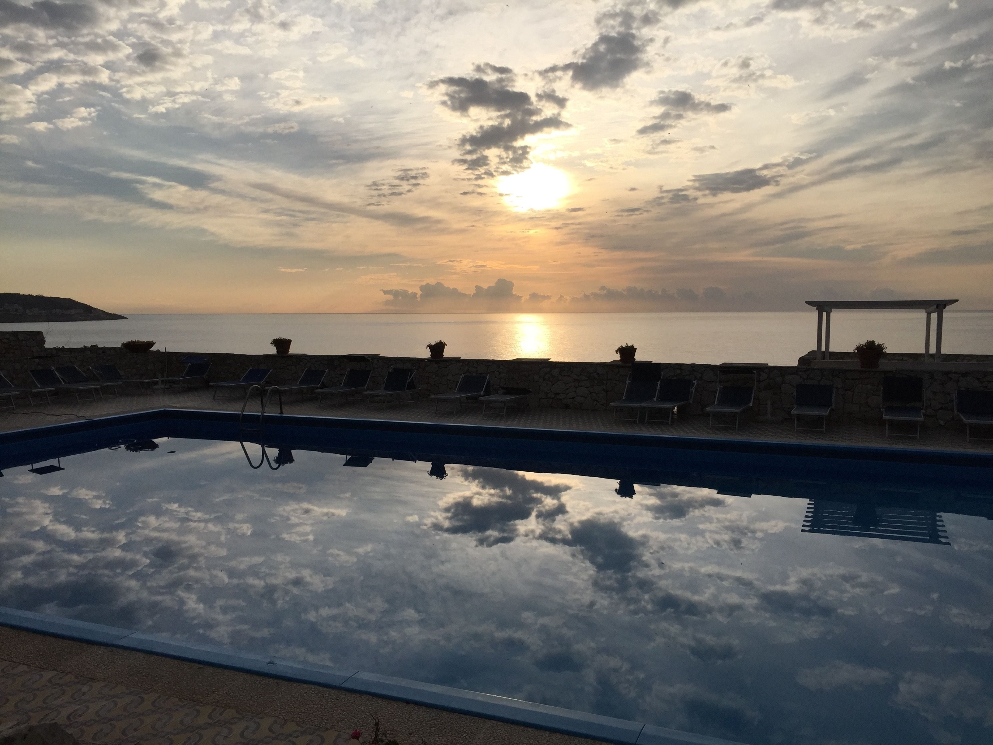 حمام سباحة على السطح