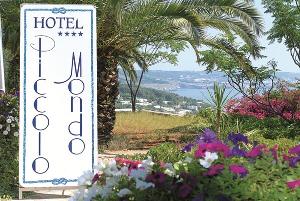 A sign for 'Hotel Picollo Mondo' with a view of a coastal landscape. - Hotel Piccolo Mondo (Castro)