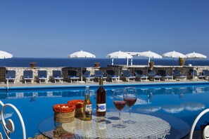Piscine extérieure (ouverte en saison), parasols de plage