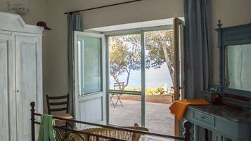 Deluxe Suite, Sea View | Minibar, in-room safe, desk, soundproofing