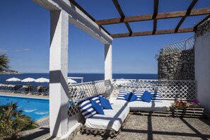 Piscine extérieure (ouverte en saison), parasols de plage