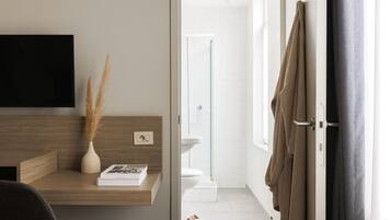 Design-Doppelzimmer, 1 Queen-Bett, Nichtraucher, Poolzugang | Minibar, Zimmersafe, Schreibtisch, Verdunkelungsvorhänge