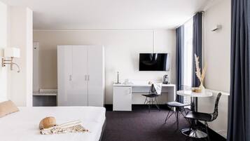 Minibar, caja de seguridad en la habitación y escritorio