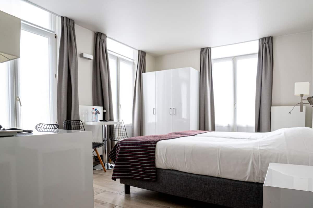 1 slaapkamer, een minibar, een kluis op de kamer, een bureau