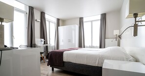 มินิบาร์, ตู้นิรภัยในห้องพัก, โต๊ะทำงาน, ผ้าม่านกันแสง