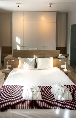 Suite | Minibar, in-room safe, desk, blackout curtains - Hotel Saint Sauveur by WP Hotels (Blankenberge)