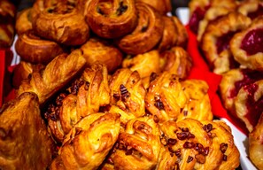 อาหารเช้าแบบบุฟเฟ่ต์ทุกวัน (EUR 26 ต่อคน)