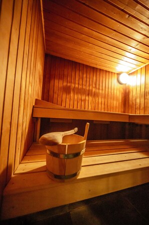 Indoor pool, pool loungers - Hotel Saint Sauveur by WP Hotels (Blankenberge)